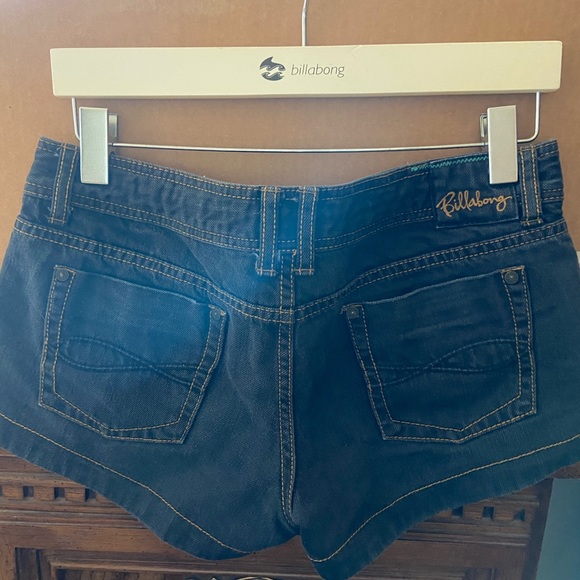 Billabong low rise Black Denim shorts, size 5 - Picture 2 of 2
